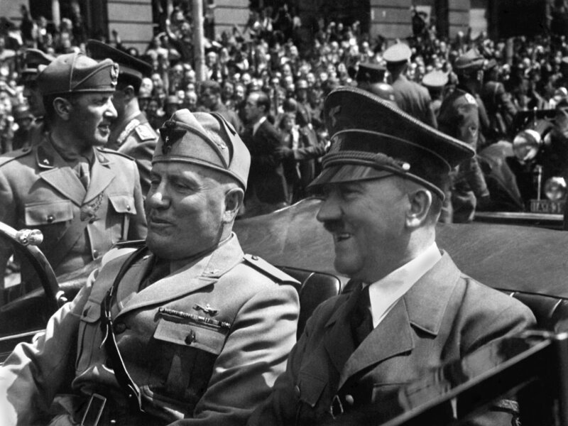 Hitler and Mussolini in Munich, Germany, June 18, 1940. Hitler was at a high point, as his army accomplished a string of victories and was completing its conquest of continental Western Europe. – Bild: Shutterstock /​ Shutterstock /​ Copyright (c) 2015 Everett Collection/​Shutterstock. No use without permission.