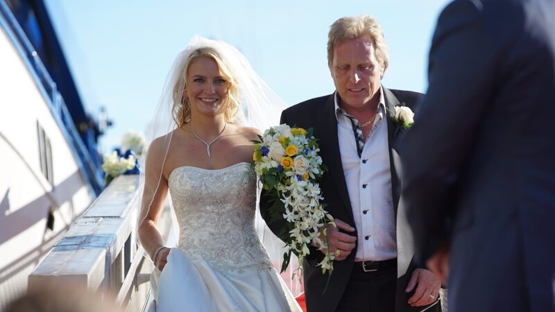 The blushing Bride, Mandy Hansen, escorted by her father, Captain Sig. – Bild: Discovery Channel /​ Photobank 35302_ep1319_003.JPG /​ Discovery Communications