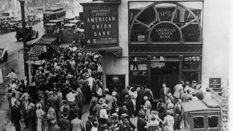 Menschenmenge beim Ansturm auf die New Yorker „American Union Bank“ zu Beginn der großen Depression 1929 in den USA. – Bild: ZDF und Nara./​Nara