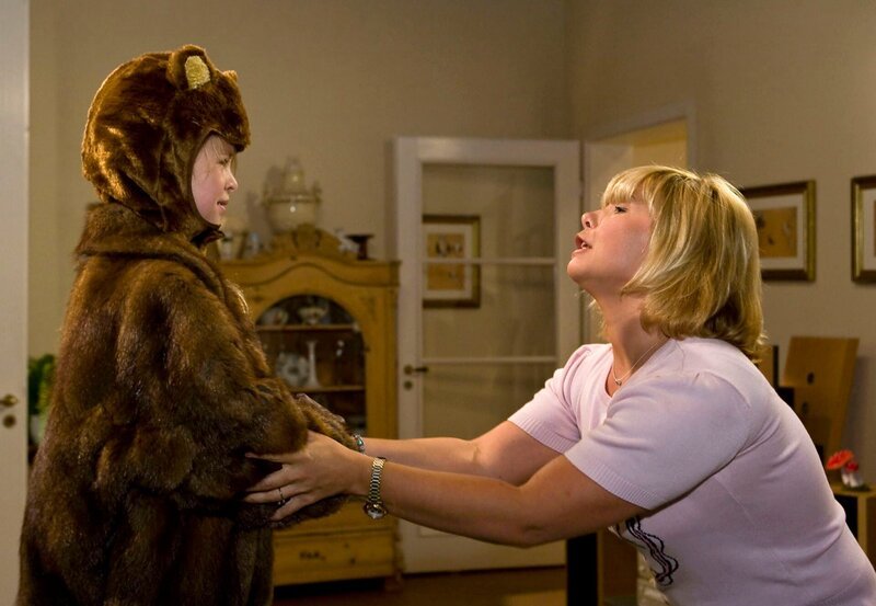 Shakira Schmidt (Sophie Margo Gottwald, links) soll bei „Der Bär im Zauberwald“ die Hauptrolle spielen. Ihre Mutter, die Bäckerin Babsi Schmidt (Sandra Steffl), übt mit ihr. – Bild: MDR/​Krajewsky