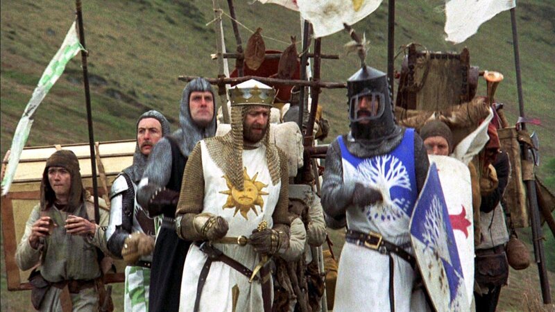 König Artus (Graham Chapman, Mitte) und seine Ritter sind auf der Suche nach dem Heiligen Gral..KĂ¶nig Artus (Graham Chapman, Mitte) und seine Ritter sind auf der Suche nach dem Heiligen Gral.. – Bild: RTL Zwei