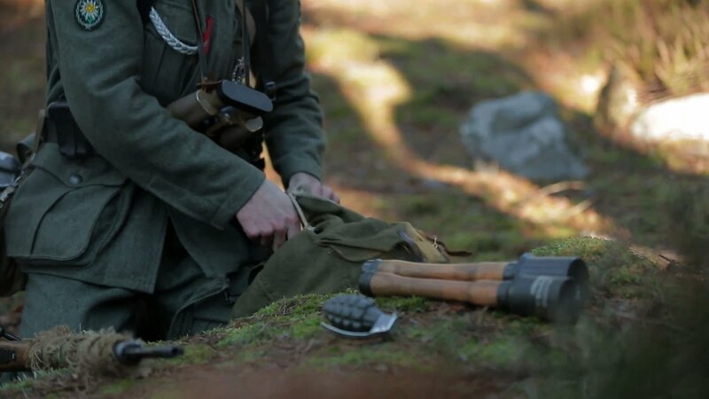Attentat auf Hitler: Der britische Scharfschütze sollte auch Handgranaten bei sich tragen. Zur Selbstverteidigung, falls er entdeckt würde. – Bild: ZDF und Robert Iséni./Robert Iséni Attentat auf Hitler: Der britische Scharfschütze sollte auch Handgranaten bei sich tragen. Zur Selbstverteidigung, falls er entdeckt würde. – Bild: ZDF und Robert Iséni./Robert Iséni