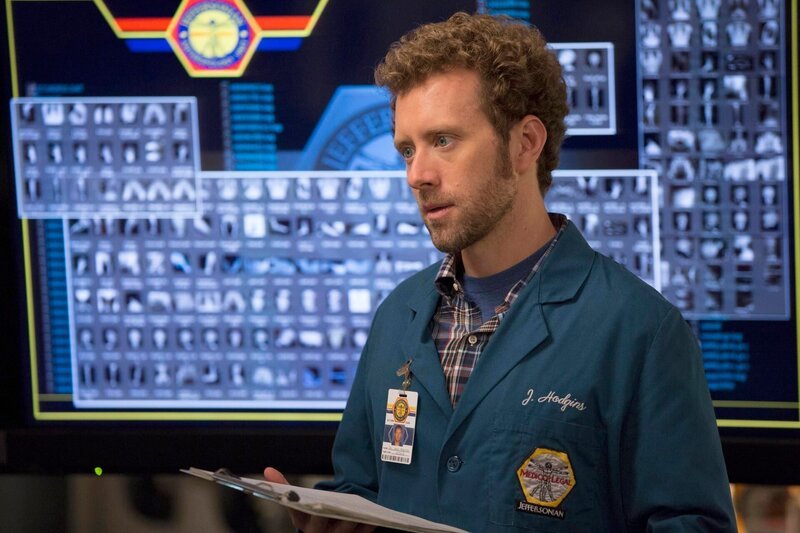 BONES: Hodgins (TJ Thyne) works on a case of a professional soccer player who is accused of murdering his wife in the „The Fury in the Jury“ time period premiere episode of BONES airing Friday, Nov. 15 (8:00–900 PM ET/​PT) on FOX. ©2013 Fox Broadcasting Company. Cr: Jennifer Clasen/​FOX Bones_ep907_sc14_4369 – Bild: Polsat