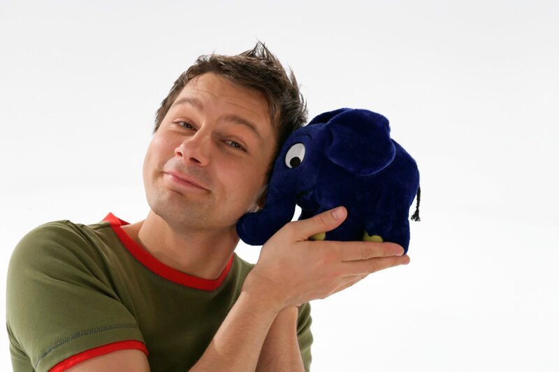 Moderator André Gatzke mit dem blauen Elefanten – Bild: WDR/​Bernd-Michael Maurer
