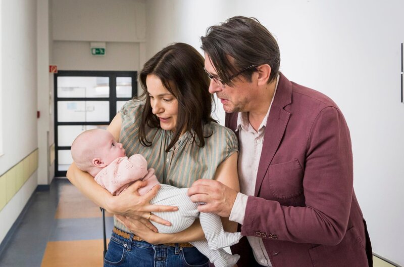 Glücklich nehmen Katrin (Nicolette Krebitz) und Philipp (Hary Prinz) ihre Tochter wieder in den Arm. – Bild: MDR/​Ariane Krampe Filmproduktion/​Christiane Pausch