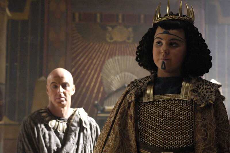 Der ägyptische Herrscher Ptolemäus (Scott Chisholm, rechts) und sein Eunuch Pothinus (Tony Guilfoyle, hinten) empfangen Julius Caesar. – Bild: Sky Atlantic