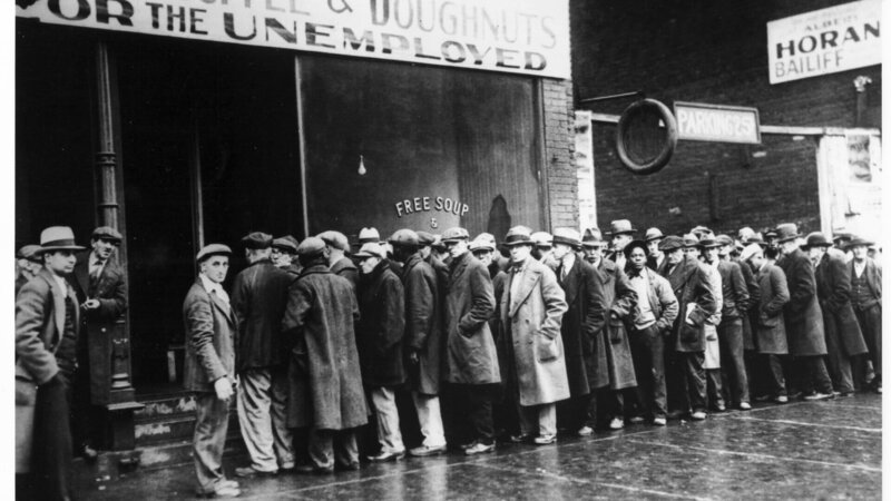 Arbeitslose Männer stehen im Februar 1931 Schlange vor einer von Al Capone geöffneten Suppenküche in der South State Street 935 in Chicago während der großen Depression in den USA. – Bild: ZDF und Nara./​Nara