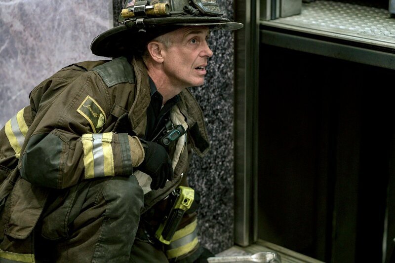 Chicago Fire Staffel 7, Folge 2 Er beobachtet den Lift: David Eigenberg als Christopher Herrmann. Copyright: SRF/​NBC Universal – Bild: SRF/​NBC Universal