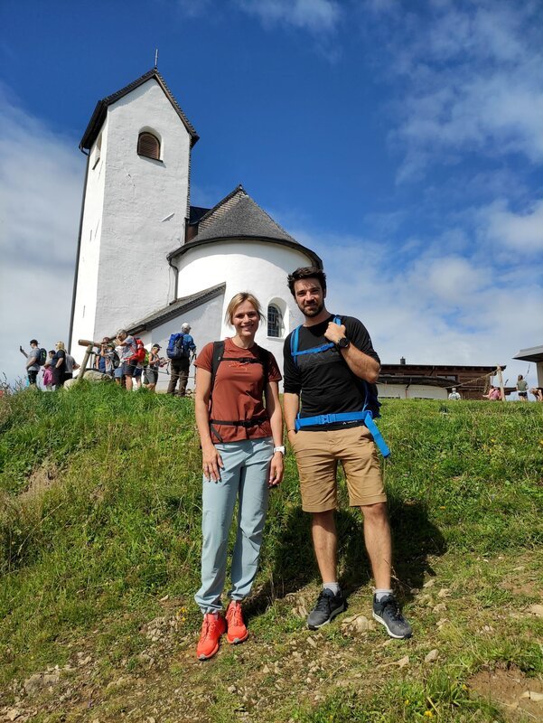 Marlies Raich vor dem 400 Jahre alten Salvenakirchl auf der Hohen Salve mit dem Hopfgartner Stefan Ager. – Bild: ORF/​Toni Silberberger