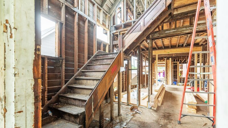 Während der Renovierung des Treppenhauses. – Bild: Warner Bros. Discovery