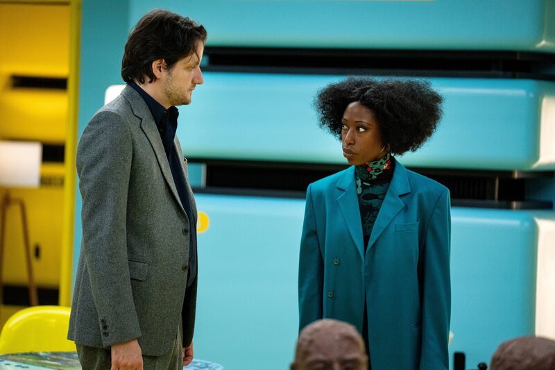 l-r: Matt Spencer (Zach Woods), Rav Mulcair (Nikki Amuka-Bird) – Bild: Home Box Office, Inc. All rights reserved HBO® and related channels and service marks are the property of Home Box Office, Inc.