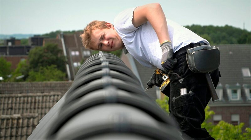 Dachdecker-Azubi Nick (19) kontrolliert den First. – Bild: WDR/​ume GmbH/​Christine Alvarez