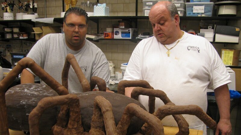 Mauro and Frankie work on Spider Cake. – Bild: Discovery Communications Inc./​Carlin Cwik/​Carlin Cwik