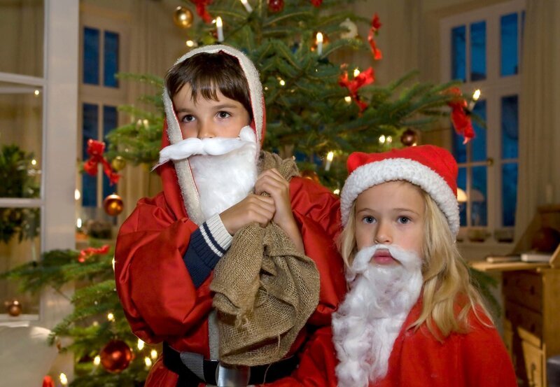 Als Weihnachtsmänner verkleidet organisieren der kleine Jonas Heilmann und die kleine Lisa Schroth die Bescherung für die Großfamilie. Jonas Heilmann (Anthony Petrifke, links) und Lisa Schroth (Ella Zirzow). – Bild: MDR/​Krajewsky