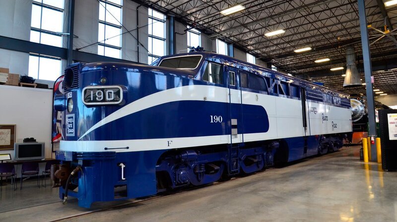 Eine „PA“, eine Diesellok der Lokomotivfabrik ALCO. Sie steht im Oregon Rail Heritage Center ein Eisenbahn-Museum, eine Schatzkammer der Eisenbahn. Hier kümmern sich Eisenbahnfreunde um Loks und Wagen. Die „PA“ war in ziemlich beklagenswerten Zustand, ehe sie hier restauriert wurde. – Bild: SWR/​Harald Kirchner