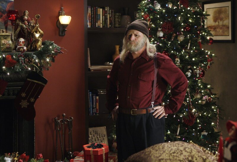 In Melindas Wohnzimmer taucht plötzlich ein Geist auf, der felsenfest davon überzeugt ist, Santa Claus (Gordon Clapp) zu sein … – Bild: ABC Studios Lizenzbild frei