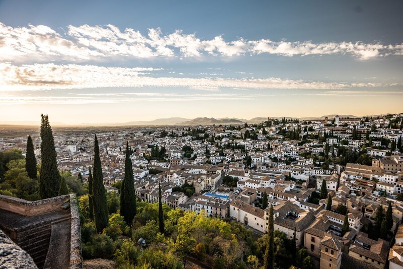 Panorama der Stadt Granada. – Bild: ZDF und WDR/​White Mandala/​Benjamin Gelhaar.