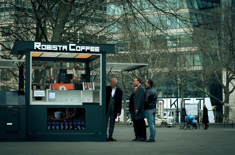 Mitten auf dem Kurfürstendamm steht der ultramoderne „Robista“ Coffeeshop, der gerade zum Tatort wurde. – Bild: rbb/​Conny Klein