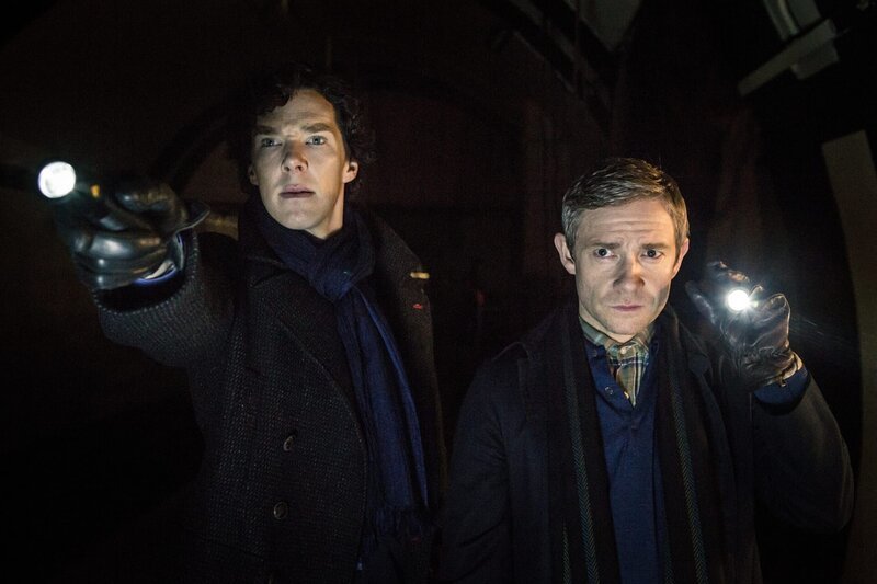 Sherlock Holmes (Benedict Cumberbatch, li.) und sein Assistent und Freund John Watson (Martin Freeman) suchen in einem stillgelegten Tunnel der Londoner U-Bahn nach einer Bombe. – Bild: Hartswood Films 2013 /​ Robert Viglasky Lizenzbild frei