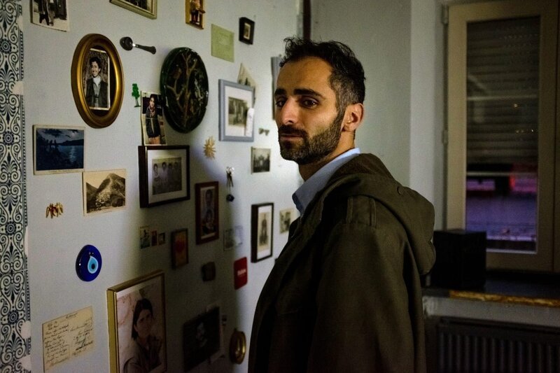 Khalil (Hadi Khanjanpour) verabschiedet sich vor den Bildern seiner verstorbenen Verwandten. – Bild: ZDF und Nina Reichmann.