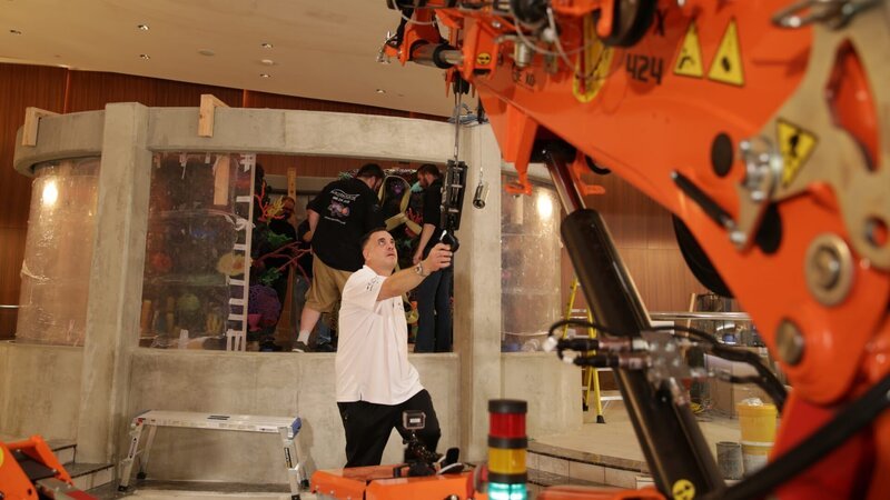 Wayde has to crane the inserts in the tank. – Bild: Animal Planet /​ Discovery Communications