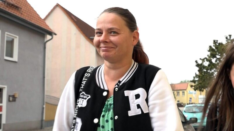 In Sachsen möchte die 41-jährige Silvana zusammen mit ihrer zehnjährigen Tochter auf einen Bauernhof ziehen. – Bild: RTL Zwei