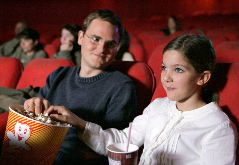 15 Uhr im Ersten. Michael Liebknecht (Fabian Hinrichs) geht mit seiner Schülerin Marlene (Chantel Brathwaite) ins Kino. – Bild: WDR/​Frank Dicks