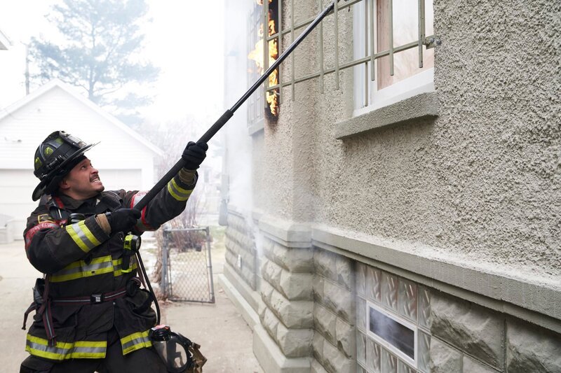 Chicago Fire Staffel 7, Folge 18 Er bricht das Fenster auf: Joe Minoso als Joe Cruz. Copyright: SRF/​NBC Universal – Bild: SRF/​NBC Universal