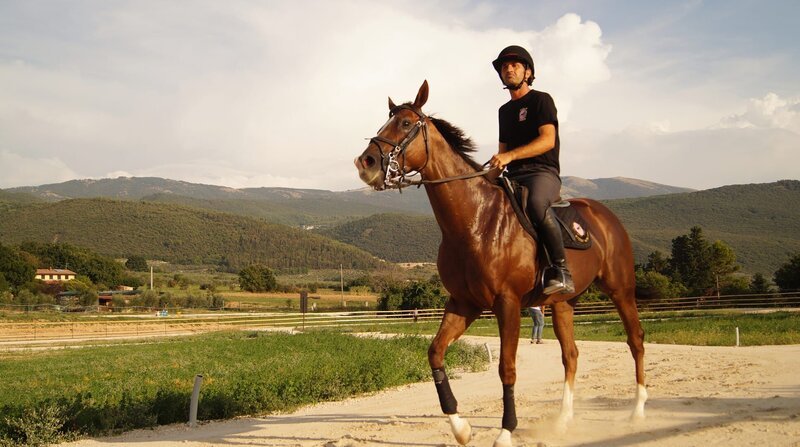 Lorenzo Paci trainiert mit seinem Pferd für das traditionelle Reitturnier, die Giostra della Quintana. – Bild: BR/​Casei Media GmbH/​NDR/​Milena Schwoge/​Milena Schwoge