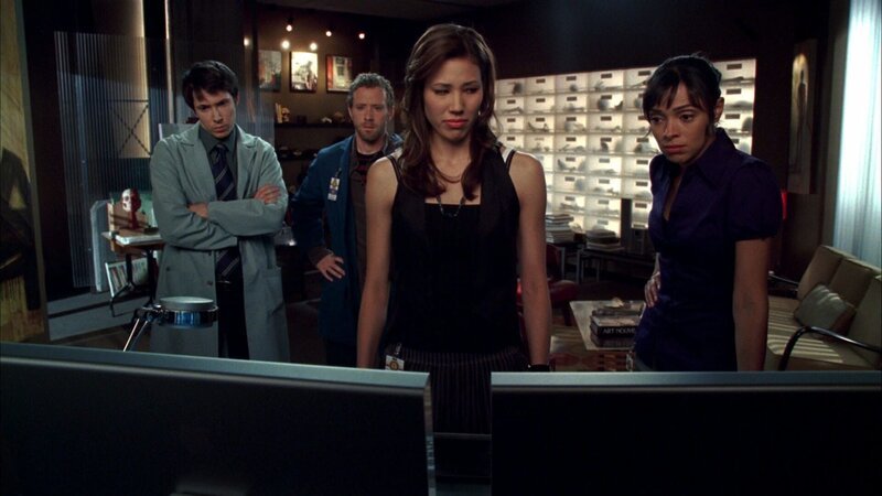 (v.l.n.r.) Vincent (Ryan Cartwright); Dr. Hodgins (T.J. Thyne); Dr. Montenegro (Michaela Conlin); Saroyan (Tamara Taylor) – Bild: 2008–2009 Fox and its related entities. All rights reserved. Lizenzbild frei