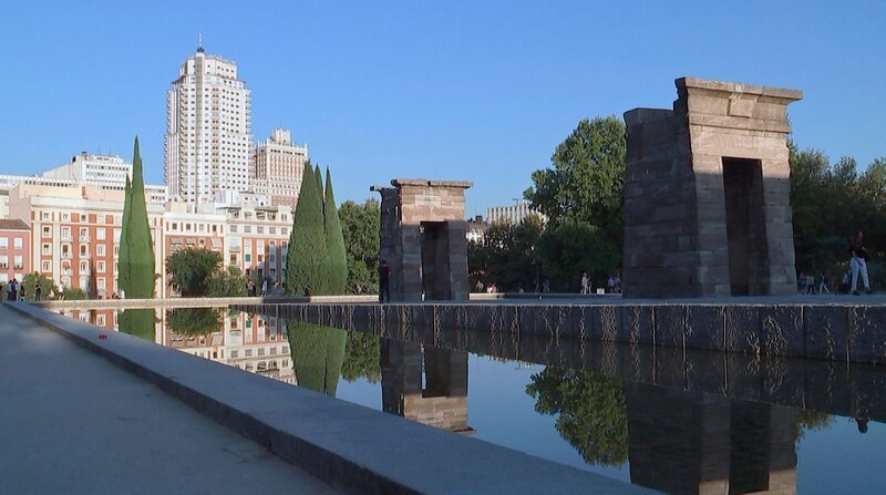 Blick auf den Templo de Debod, den Tempel von Debod, einen altägyptisch-nubischen Tempel, der 1970 in Madrid wieder aufgebaut wurde. Im Hintergrund der 142 Meter hohe Wolkenkratzer „Torre de Madrid“. – Bild: ZDF und HR. Blick auf den Templo de Debod, den Tempel von Debod, einen altägyptisch-nubischen Tempel, der 1970 in Madrid wieder aufgebaut wurde. Im Hintergrund der 142 Meter hohe Wolkenkratzer „Torre de Madrid“. – Bild: ZDF und HR.