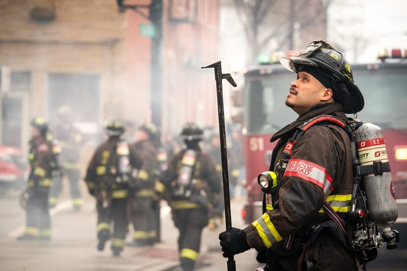 Chicago Fire Staffel 7, Folge 20 Schätzt die Lage ein: Joe Minoso als Joe Cruz. Copyright: SRF/​NBC Universal – Bild: SRF/​NBC Universal