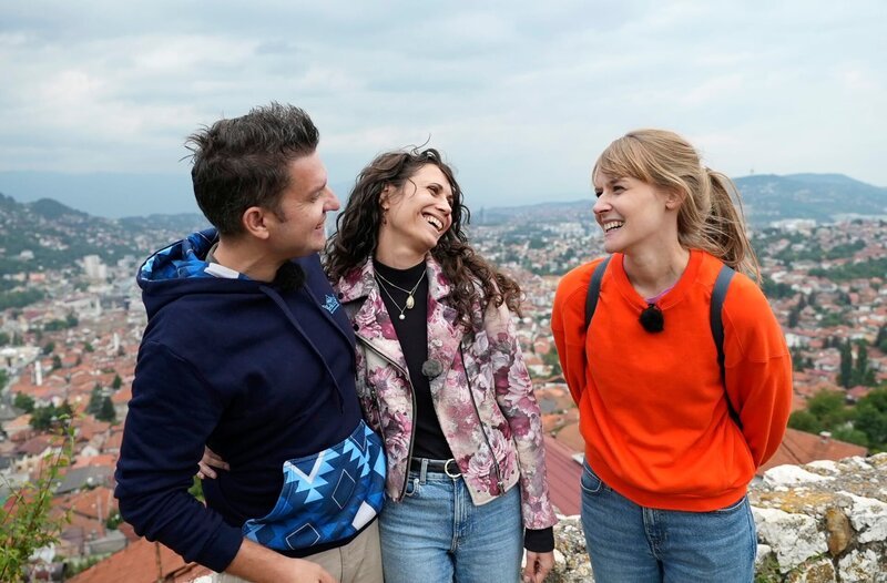Nina Heins (re.) trifft Nina und Kathi in Sarajevo. – Bild: HR/​Felix Leichum