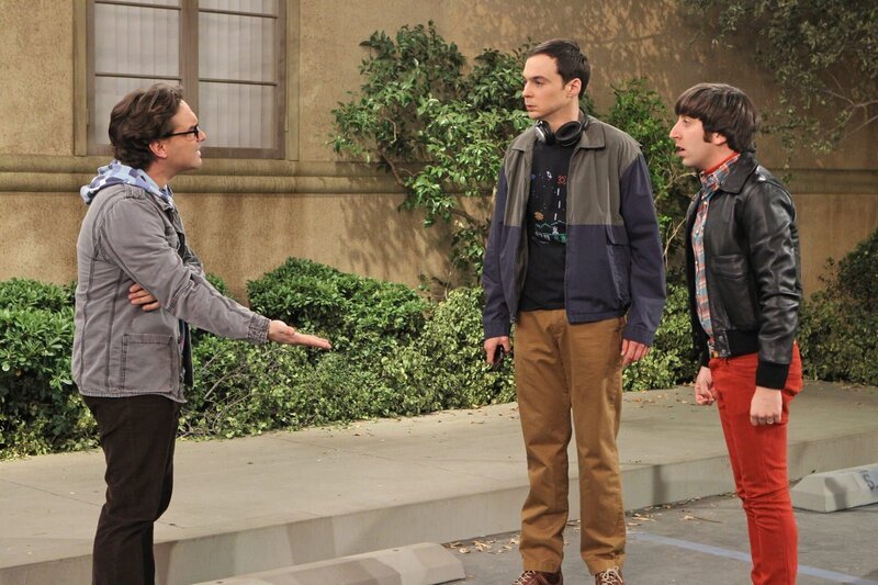 Leonard (Johnny Galecki, l.) kann nicht verstehen, dass Sheldon (Jim Parsons, M.) und Howard (Simon Helberg, r.) sich wegen einem Parkplatz in den Haaren liegen … – Bild: Warner Bros. Television Lizenzbild frei