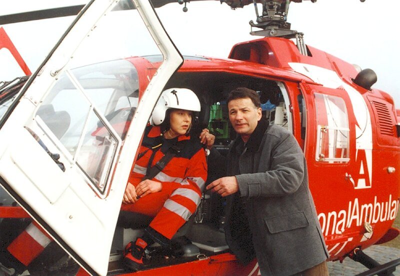 Dr. Roland Heilmann (Thomas Ruehmann, links) wird von nun an regelmässig mit der Pilotin (Ute Hiersemann) der Luftrettung Einsätze fliegen. – Bild: NDR/​MDR/​Laue