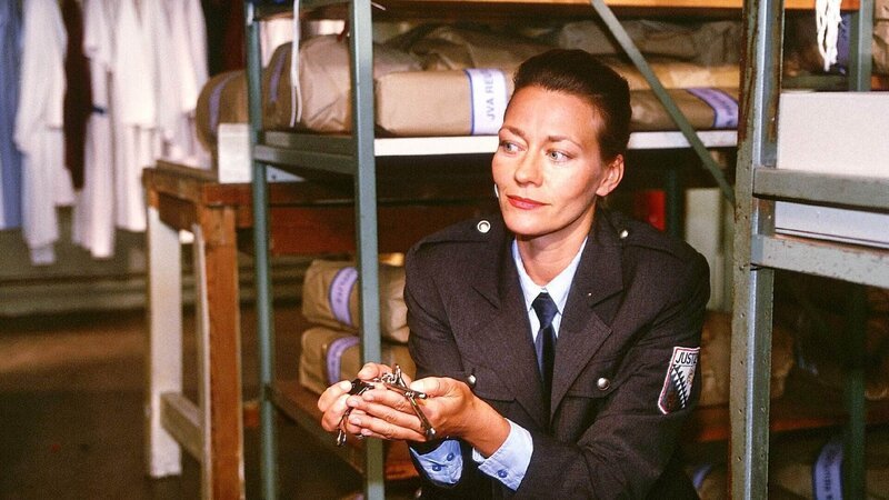 Eva Baal (Karen Böhne) findet zufällig im Wäschereilager die Kittler geklauten Schliesserschlüssel und hat den Plan, sie rot einzufärben, um herauszufinden, welche der Gefangenen die Schlüssel in Besitz hat. – Bild: RTL