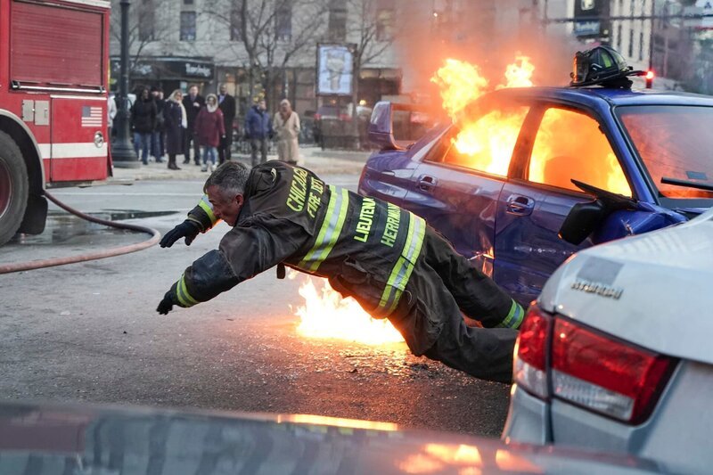 Chicago Fire Staffel 7, Folge 13 Ein rettender Sprung aus dem Auto: David Eigenberg als Christopher Herrmann. Copyright: SRF/​NBC Universal – Bild: SRF/​NBC Universal