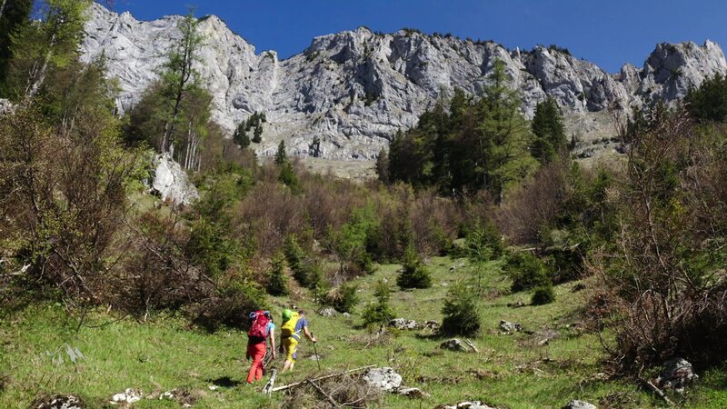 Wanderer wandern rund um den Erzberg. – Bild: Bergblick