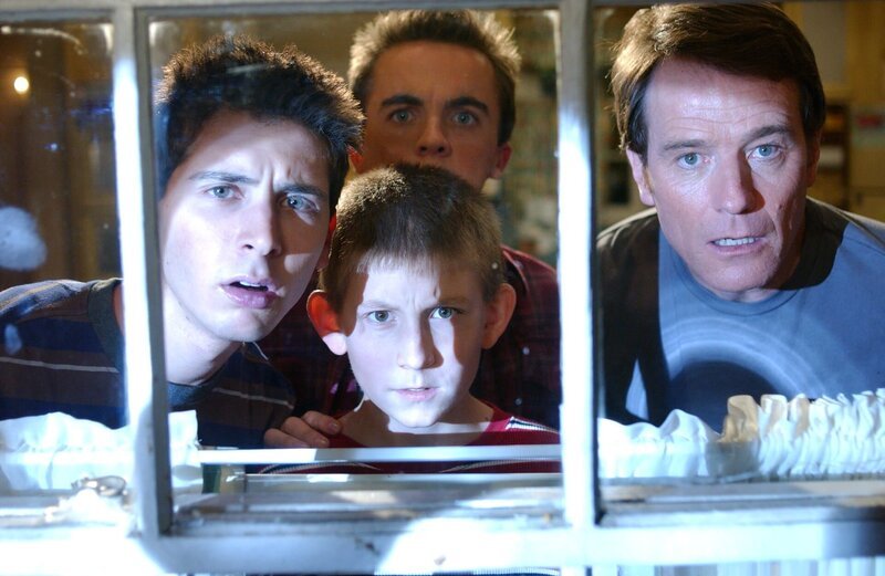 v.li.: Reese (Justin Berfield), Dewey (Erik Per Sullivan), Malcolm (Frankie Muniz), Hal (Bryan Cranston). – Bild: ViacomCBS
