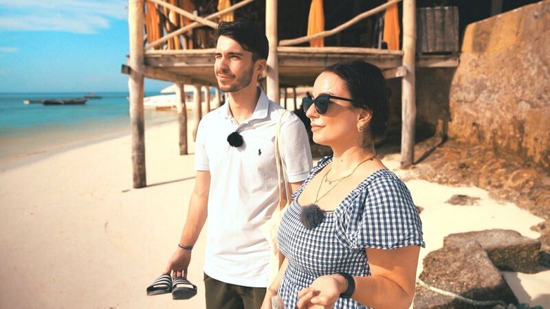 Fernreisen zu Traumpreisen: Marie und Max genießen den endlosen Strand von Sansibar. Möglich wurde diese Reise, weil sie dank Spartricks clever gebucht haben. +++ – Bild: RTL