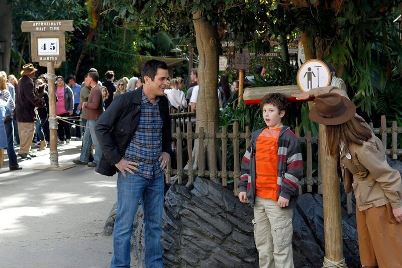 Die gesamte Familie macht einen Ausflug nach Disneyland. Phil (Ty Burrell, l.) und Luke (Nolan Gould, 2.v.r.) sind Feuer und Flamme, denn endlich ist Luke groß genug, alle Fahrgeschäfte zu fahren. – Bild: Hopper Stone