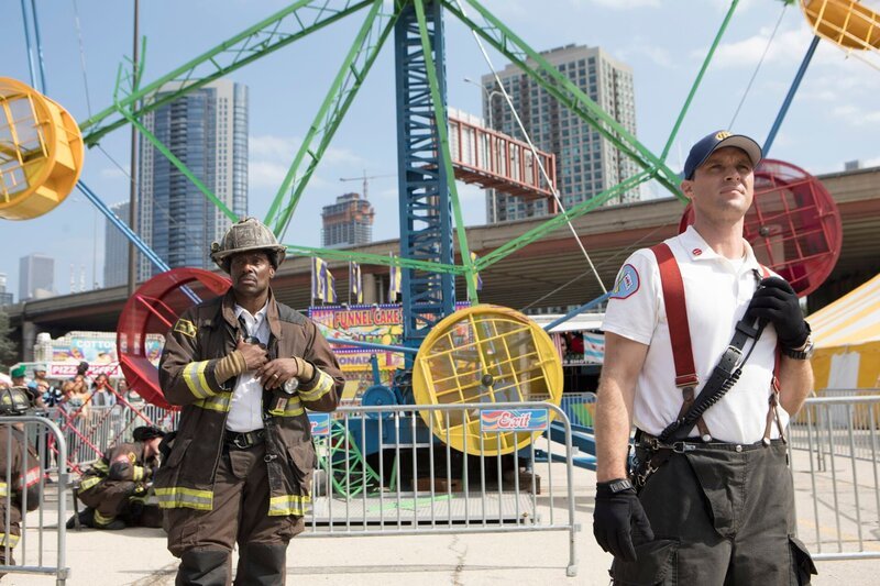 CHICAGO FIRE -- „Badlands“ Episode 803 -- Pictured: (l-r) Eamonn Walker as Battalion Chief Wallace Boden, Jesse Spencer as Matthew Casey -- (Photo by: Adrian Burrows/​NBC) – Bild: 2019 NBCUniversal Media, LLC/​NBC/​NBC