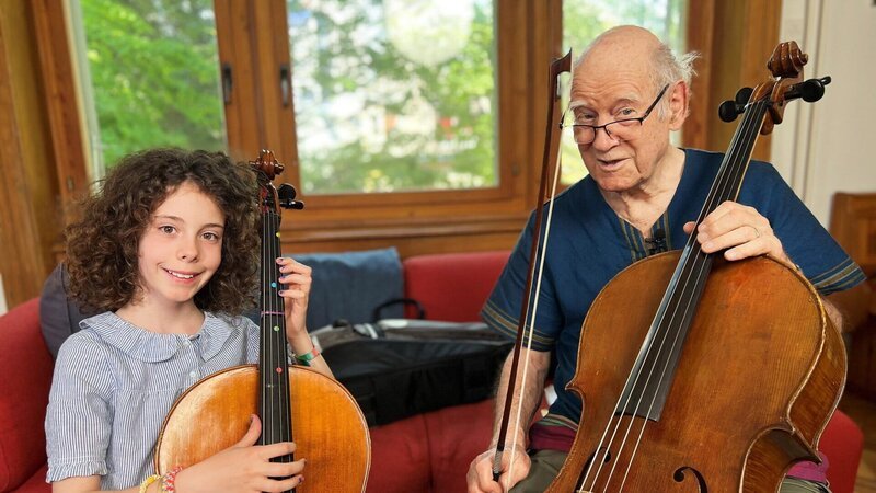 Gemeinsame Leidenschaft: Franz Hohler mit seiner elfjährigen Enkelin Adina – Bild: SRF/​Mesch & Ugge AG