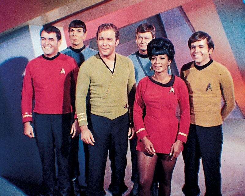 Chefingenieur Scotty (James Doohan, l.), Wissenschaftsoffizier Mr. Spock (Leonard Nimoy, 2.v.l.), Captain Kirk (William Shatner, 3.v.l.), Dr. McCoy (DeForest Kelley, 3.v.r.), Lieutenant Uhura (Nichelle Nichols, 2.v.r.) und Navigator Chekov (Walter Koenig) arbeiten an Bord von Raumschiff Enterprise. – Bild: TMG