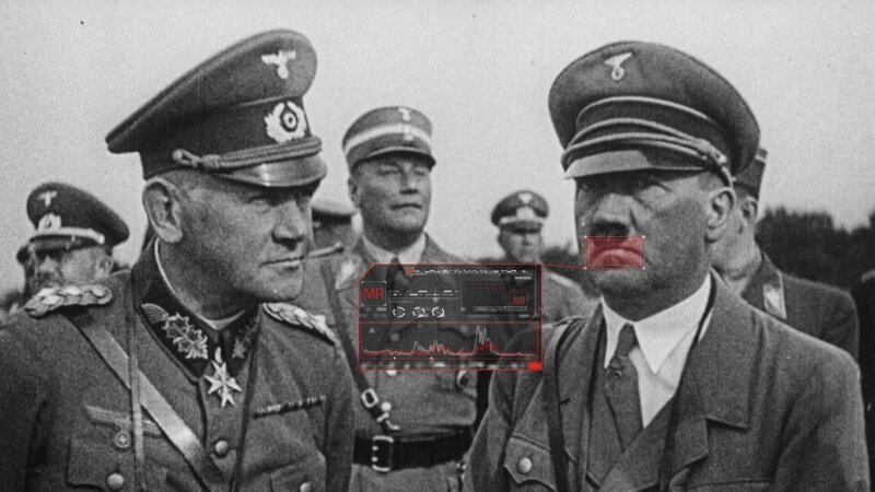 Ein deutscher Offizier (l.) und Adolf Hitler – Bild: RTL /​ © MMXXI INTERSCOOP /​ Entschlüsselt – Die geheimen Gespräche der Nazis