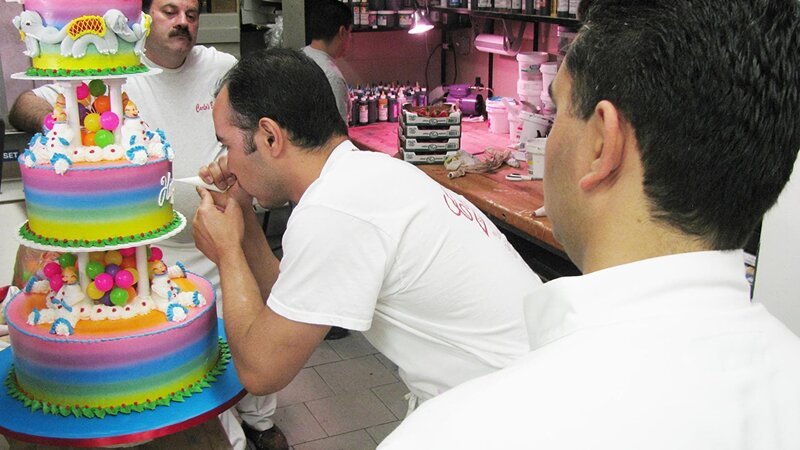 Danny and Buddy watch Remy as he writes Happy Birthday on Marco’s cake. – Bild: TLC
