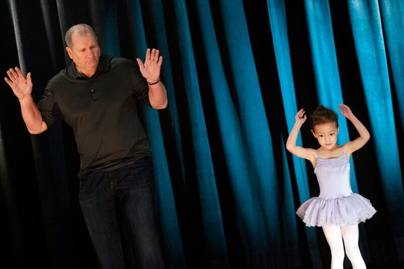 Jay (Ed O’Neill) wächst über sich hinaus, um Lily (Aubrey Anderson-Emmons) bei ihrem Ballett-Auftritt zu unterstützen … – Bild: Hopper Stone