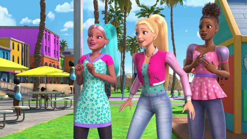 Barbie und Brooklyn entdecken beim Surfen ein einsames Fohlen. Schnell stellen sie fest, dass es sich um kein gewöhnliches Fohlen handelt, sondern um einen Pegasus, den sie Peggy taufen. – Bild: MATTEL