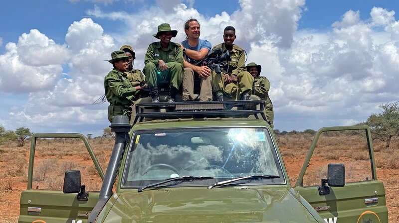 Massai-Frauen, die als erste Frauen ihrer Gemeinden einen Job haben – als Rangerinnen im Amboseli-Nationalpark. – Bild: phoenix/​ZDF-Studio Nairobi