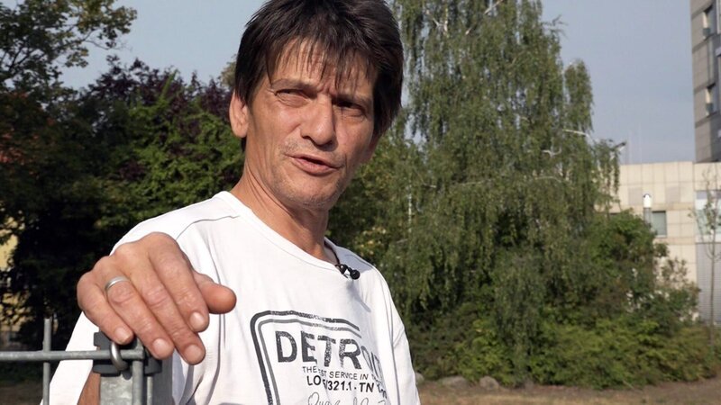 An der polnischen Grenze in Frankfurt an der Oder möchte der 53-jährige Mike nach sieben Jahren Arbeitslosigkeit in die Berufswelt starten. – Bild: RTL Zwei